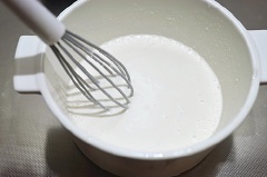 Cho 100ml sữa tươi, 15g sữa đặc, 50g kem tươi, 30g đường, 150ml nước cốt dừa vào nồi khuấy đều cho hòa tan hết với nhau. 100ml sữa tươi còn lại cho thêm 40g bột bắp vào khuấy đều lên. Sau đó chế từ từ hỗn hợp sữa bột bắp vào hỗn hợp sữa lúc đầu, vừa cho vào vừa khuấy cho đến khi hỗn hợp chín đặc lại là được.