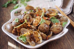 Nghêu xào sa tế cay thơm là một trong những món ăn hải sản được nhiều người ưa chuộng. Cuối tuần có thời giản rỗi nấu có dịp mở một bữa tiệc hải sản thì không thể bỏ lở món ngon hấp dẫn này nhé!