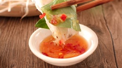 Thêm ớt bằm vào là đã hoàn thành xong chén nước mắm chay. Công thức cực kì đơn giản đúng không nào, yên tâm là nước ngọt sau khi pha nếu không nói sẽ không ai biết đâu nhé, vị nước mắm thì ôi thôi ngon lắm. Chua chua ngọt ngọt mặn mặn, ngại gì mà không thử cách làm mới lạ này.