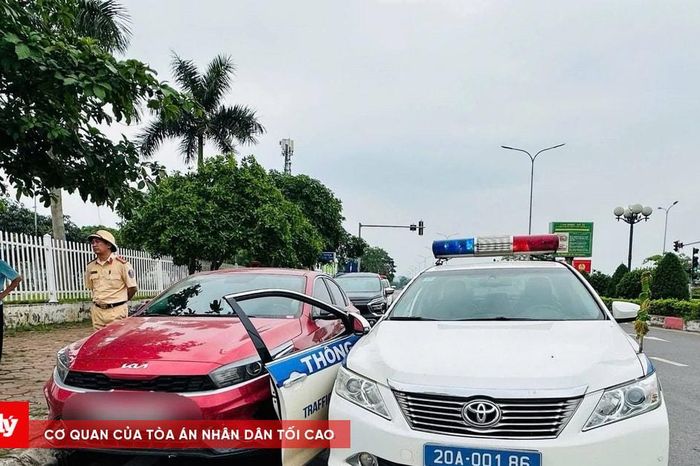 Vi phạm nồng độ cồn, tài xế lái ô tô bỏ chạy rồi đâm vào xe CSGT - Báo Công Lý
