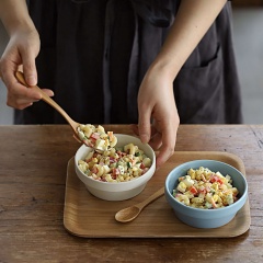 Sau cùng, thêm ít bột ngò, trộn đều là có thể dùng. Salad nui trộn rau củ có thể dùng làm món ăn sáng đầy đủ dưỡng chất, cung cấp đủ năng lượng cho buổi sáng năng động nhé!