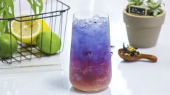Và thành phẩm cuối cùng mà các bạn thấy là màu đỏ ở cuối cùng, trên nữa là màu hồng tím, tím và xanh trên cùng. Đẹp mắt đúng không? Lâu lâu đổi mới với đá đậu biếc cũng đẹp phết nhỉ? Đậu biếc tốt lắm nên hãy cùng mình làm đá uống nha.