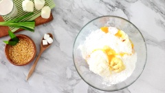 Cho vào khoai mì đã vắt 50gr đậu xanh nấu chín, 250gr đường, 120gr bột năng, 2 lòng đỏ trứng gà. Sau đó trộn đều hỗn hợp.