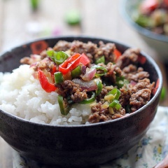 Đun nóng 30 dầu ăn, thêm thịt bò vào xào cho đến khi chúng không còn màu đỏ, đảo liên tục để thịt không bị dính vào nhau. Cho ra khỏi chảo. Dùng với cơm nóng rất ngon.