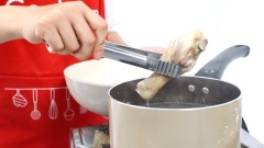Đùi gà mua về rửa sạch, đun sôi nước với 1/2 muỗng canh muối, cho gà vào chần sơ khoảng 5 phút. Sau đó vớt ra rửa sạch và để ráo hoặc dùng giấy thấm khô gà.