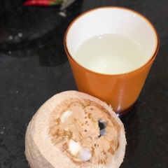 Trứng luộc chín, lột vỏ. Dừa tươi, chặt lấy nước.