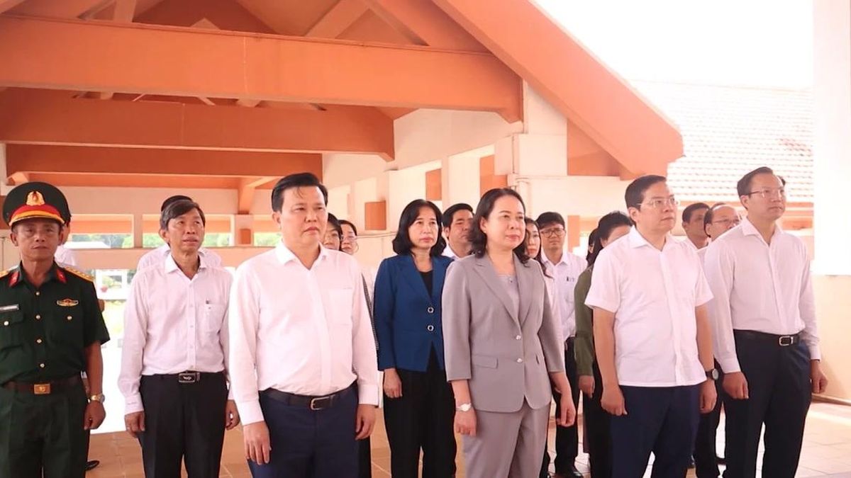 [Video] Phó Chủ tịch nước Võ Thị Ánh Xuân dâng hương tưởng niệm các Anh hùng liệt sĩ tại Tây Ninh - Báo Nhân Dân