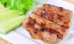 Nem nướng là món ăn vặt ưa thích của rất nhiều người. Đây cũng là món ăn rất dễ làm, có thể tự chế biến tại nhà chỉ với một số nguyên liệu dễ kiếm và thao tác đơn giản.