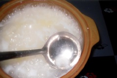 Cho gạo vào 1 lít nước dùng, nấu nhừ. Tiếp theo cho thịt bò vào nấu cùng, nêm bột ngọt, hạt nêm, muối đến khi vừa ăn.