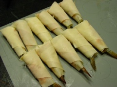 Bắt chảo sâu lòng lên bếp, cho dầu vào chảo sao cho mực dầu cao bằng khoảng 2 lóng tay. Vặn lửa lớn, dầu nóng, cho chả giò vào, hạ lửa vừa, chiên khoảng 12 phút thì chả giò chín. Vớt chả giò ra dĩa có để giấy cho thấm dầu. Lần lượt chiên cho đến khi hết chả giò.