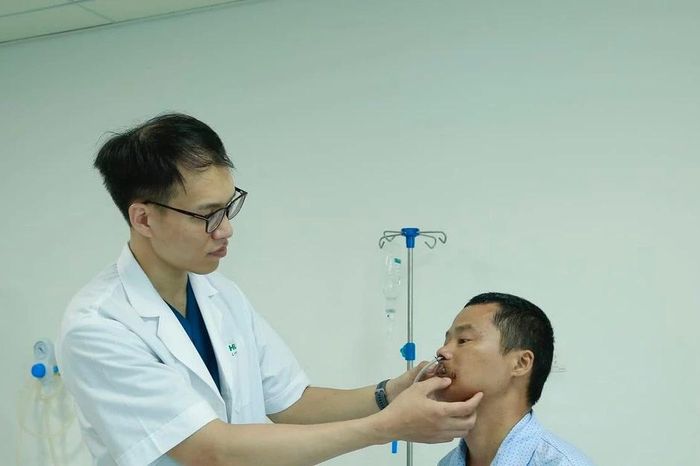 Bác sĩ tái tạo môi cho bệnh nhân bị người thân cắn đứt - Báo Tri thức &amp; Cuộc sống