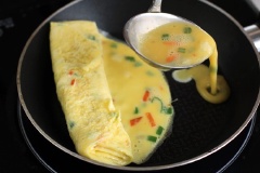 Cứ làm như vậy tới khi nào đổ hết trứng ở trong to thì để trứng trong tô khoảng 30s để trứng chín đều và mình định hình lại cho đẹp nhé các bạn