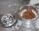 In bánh: Cho lớp bột vào khuôn, dùng hai ngón tay miết chặt cho bột dính lại với nhau, cho muỗng nhân vào giữa, sau đó lại cho tiếp lớp bột lên trên