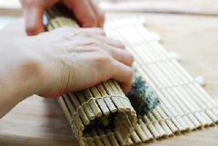 Trải một tấm rong biển lên mành cuốn. Dàn đều cơm lên rong biển sau đó xếp lá hai lá tía tô và hai lá xà lách lên cơm. Xúc salad cá ngừ lên dọc theo lá. Xếp dưa chuột, củ cải muối và 2 thanh cua lên rồi từ từ cuộn chặt lại.