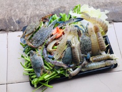 Cho tỏi băm, sả, hành vào dầu nóng phi vàng. Cho cà chua xào cho hủ sốt lẩu thái vào cùng nước hầm xương và 1 lít nước, đập đập sả cây và thơm nấu sôi cho tôm tích và ghẹ nấu cho ngọt nước, nêm gia vị 1 muỗng muối, 1 muỗng đường, thêm chút nước me. Nêm vị chua cay ngọt là vừa ăn, cắt rau om và ngò gai cho thơm