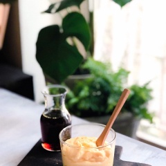 Sau khi có kem trứng và Caramel, ta lần lượt cho lớp caramel xuống đáy ly, nghiêng ly để sốt bám dính vào thành ly. Cho tiếp kem trứng vào ly nè. Thêm đá và rót sữa tươi không đường vào là hoàn thành.
