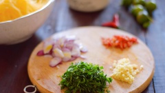 Đu đủ non gọt vỏ bào sợi mỏng. Hành tím cắt lát mỏng, tỏi, ớt băm nhuyễn, rau thơm cắt nhuyễn. Tắt vắt lấy nước cốt bỏ hột, cho vào 1 muỗng canh đường vào khuấy cho tan. Pha nước chấm với 2 muỗng canh nước cốt tắt, tỏi, ớt băm, 2 muỗng canh đường, 4 muỗng canh nước mắm, 2 muỗng canh nước lọc, khuấy đều.