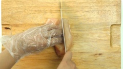 Ức gà rửa sạch, để ráo nước. Cắt ức gà ra thành từng miếng nhỏ vừa ăn.