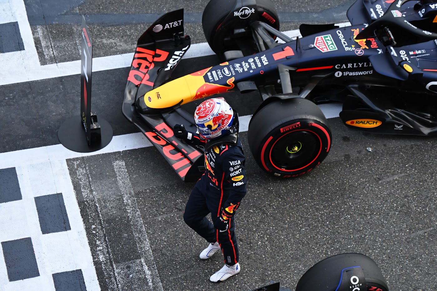 Kereta Red Bull Formula One dan pemandu di Azerbaijan GP 2025, foto arkib dipilih untuk konteks podium Verstappen dan Hadjar di Baku.