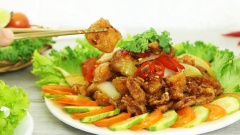 Dọn gà chiên nước mắm ra dĩa, trang trí với cà chua và dưa chuột thái lát, thêm một chút ngò rí, ăn cùng tương ớt hoặc muối tiêu chanh. Nào hãy cùng thưởng thức thôi