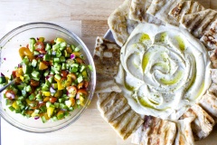 Món salad có thể ăn kèm với sốt tùy thích, có thể ít ít dầu ô liu vào số để tăng vị béo, rắc thêm ít tiêu để món ăn thêm cay thơm. Ăn cùng ít bánh chiên hoặc bánh nướng sẽ có được bữa ăn đơn giản mà tròn vị.