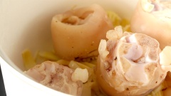 Bắc nồi nóng, cho vào 1 muỗng canh dầu ăn và 30gr hành tím thái lát, phi thơm. Cho thêm măng vào cùng với 1 muỗng cà phê muối, xào sơ cho măng nóng rồi cho chân giò vào. Chế vào 2 lít nước, đun sôi, hớt bọt rồi hạ nhỏ lửa, hầm chân giò 1 tiếng.
