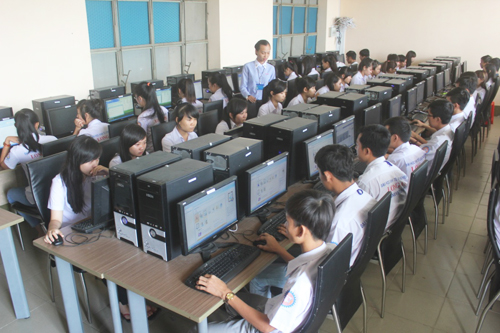 Sinh viên ngành KHMT trong giờ thực hành tại phòng máy