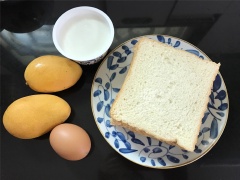 Gọt vỏ xoài, thái thịt xoài thành những miếng mỏng và nhỏ. Cắt bỏ rìa các lát bánh mì sandwich. Phết sữa chua lên trên một lát bánh mì sandwich rồi xếp các miếng xoài chín lên, sau cùng phết sữa chua rồi đặt lát bánh mì sandwich khá khít lên trên. Làm tương tự cho chiếc bánh còn lại.