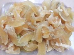 Gân bò rửa sạch, để ráo. Cho gân bò vào nồi cùng 1 muỗng cà phê muối, gừng, đổ ngập nước, luộc chín. Gắp gân bò ra, cắt thành miếng mỏng vừa ăn.
