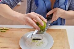Bào lấy một ít vỏ chanh trộn chung với 1 muỗng canh đường trắng.