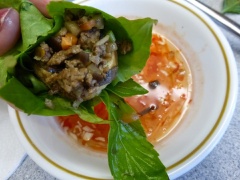 Cho bánh mì hấp ra đĩa, thêm thịt đồ xào lên trên. Khi ăn cuốn với rau sống chấn kèm với nước mắm và đồ chua nhé!