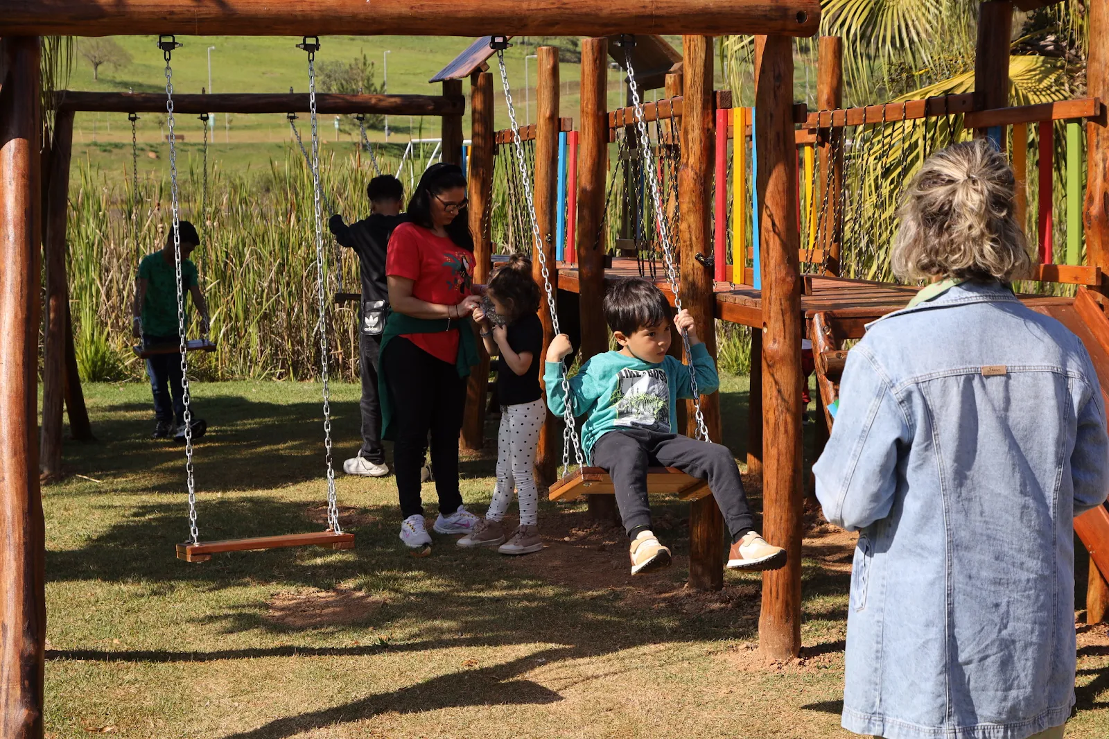 Prefeitura de Guararema instala novos playgrounds no Parque do Lago e Instituto do Álcool - foto 1