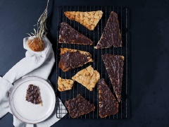Bánh hạnh nhân chocolate với lớp đế giòn rụm, beo béo, phần chocolate bên trên đăng đắng, ăn rất vừa miệng. Nhâm nhi chúng trong lúc xem phim hay tán ngẫu bạn bè cũng là một ý tưởng hay nhỉ?