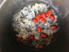 Cho nấm tuyết đã xé nhỏ vào nồi cơm điện, thêm táo tàu đã ngâm vào cùng với 2 chén nước lọc. Bật nút nấu khoảng 10-15 cho chè sôi. Sau đó thêm đường phèn và kỷ tử vào nồi chè nấm tuyết táo tàu, nấu tiếp 5 phút là được.