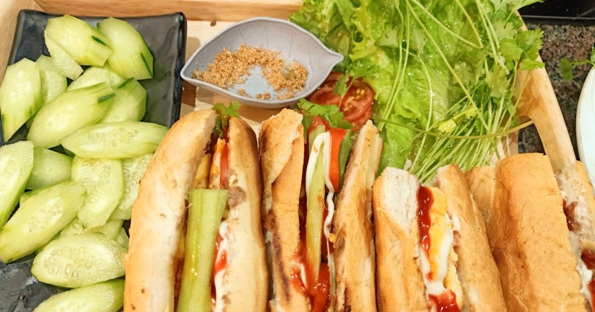 Bánh mỳ pate kẹp trứng, rau xà lách, mùi, cà chua, dưa chuột