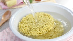 Sơ chế các nguyên liệu: gà quay bỏ xương, cắt thành những miếng nhỏ; phô mai mozzarella nếu không mua được dạng bào sẵn thì đem bào sợi; hành tây cắt hạt lựu; ngò tây băm nhuyễn để trang trí. Chuẩn bị một nồi nước sôi, cho 2 vắt mì Xí quách thịt bằm 365 Nissin vào tô, chế nước sôi ngập vắt mì, đậy nắp lại để 3 phút cho sợi mì nở. Sau 3 phút đem chắt bỏ hết nước.