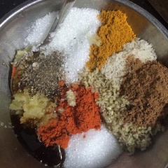 Trộn gia vị ướp: Cho vào thau nhỏ: sả xay nhỏ, ngũ vị hương, bột hạt điều, bột nghệ, đường, bột ngọt, hạt tiêu, dầu hào, ớt bột hoặc tương ớt, tỏi băm, dầu ăn để hòa quện các loại gia vị. Nên nêm nếm nhạt hơn bình thường khoảng 30% để đến lúc sên thịt khô vị sẽ đậm đà hơn là vừa miệng luôn. Trộn thành một hỗn hợp nước sốt sền sệt.