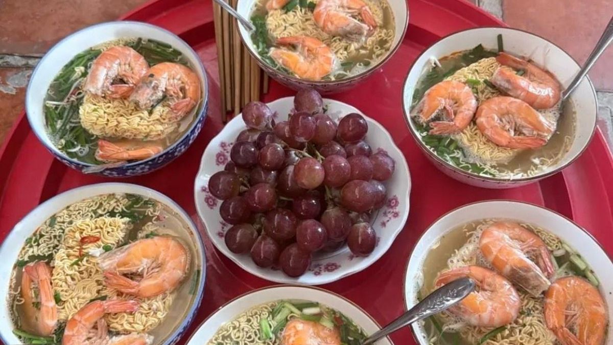 Cô gái nấu ăn đãi thợ xây suốt quá trình làm nhà - Tạp chí Tri thức