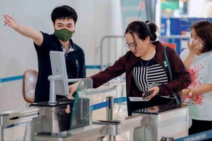 100% hành khách đi metro sử dụng vé nhận diện sinh trắc học - Đài Phát thanh và truyền hình Hà Nội