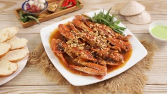 Gắp ghẹ ra đĩa, lót rau răm trang trí, rắc đậu phộng lên trên ghẹ, có thể ăn kèm với bánh mì chấm sốt me hoặc muối ớt xanh.