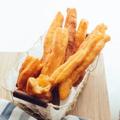Nếu bạn thường tự làm món phở ở nhà cho cả gia đình thì cũng hãy thử làm thêm cả món quẩy chiên này nhé. Món quẩy chiên nóng giòn này ăn không với nước mắm chua ngọt cũng rất ngon, nhưng đặc biệt ngon khi ăn cùng món phở. Vì thế, bạn hãy thử làm những chiếc quẩy nóng giòn này cho gia đình mình ăn, quẩy vừa ngon miệng lại đảm bảo vệ sinh.