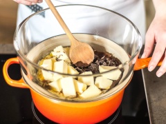Đun cách thủy chocolate và bơ, khi chocolate và bơ chảy hoàn toàn. Nhấc tô bơ ra ngoài, đập trứng gà và cho bột hạnh nhân vào, đánh tan trứng, trộn đều với nhau.