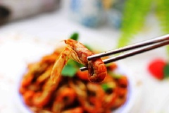 Xúc tôm tươi xào cay ra đĩa, dùng nóng với cơm. Có thể chấm thêm nước mắm chua ngọt tùy thích. Món tôm chín giòn sần sật, ngấm đều gia vị cay thơm khiến ai ăn cũng phải hít hà.