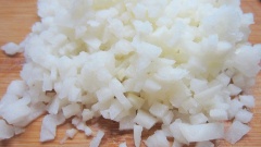 Đem rửa sạch các nguyên liệu nhân bánh quai vạc hấp. Hấp chín đậu xanh, tán nhuyễn. Miến ngâm nở mềm, sau đó mang đi cắt thành từng khúc nhỏ. Thái sợi 5g nấm mèo, cắt hạt lựu 30gr cà rốt và 30gr củ sắn. Băm nhuyễn hành lá.