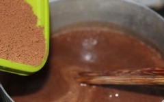 1/2 hỗn hợp rau câu còn lại trong nồi cho tiếp bột cacao đã trộn ở bước 1, chocolate đen tan chảy vào, khuấy đều.