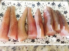 Cá khoai làm sạch, bóp sơ với chút muối, rửa lại cho sạch, để ráo, cắt làm đôi hoặc 3. Mẻ thêm chút nước rồi chà qua rây lấy phần cơm mẻ, bỏ phần bã. Cà chua rửa sạch, cắt múi cau. Hành lá, thì là, rau răm cắt bỏ rễ, cuống già, rửa sạch, để ráo, cắt nhỏ. Hành tím bóc vỏ, rửa sạch, đập giập, cắt nhỏ. Ớt rửa sạch, bỏ cuống, cắt lát.