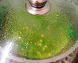 Cho 150g bột năng múc bỏ ra 1mc ra thế vào 1mc bột mì,cho đường,cốt dừa va ni,nước lá dứa vào quậy đều.cốm xanh đem rửa sạch cho vào 1mc đường 1mc dầu ăn để cốm không bị dính cho vào 100g đậu xanh trộn đều.phần bột xanh và cốm xanh đều chia làm 2 phần.bắc xửng nước sôi thoa dầu vào khuôn, đổ màu xanh thì lấy nửa phần đậu cốm xanh trộn và đổ làm lớp dưới