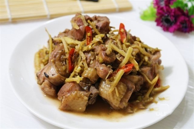 Gà Xào Gừng Sả