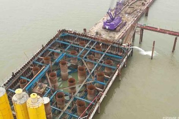 Cầu Trần Hưng Đạo tăng tốc thi công, chạy đua trước mùa lũ - Báo Sức Khỏe &amp; Đời Sống