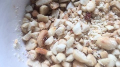 Đậu phộng rang bóc vỏ và dã nhỏ.